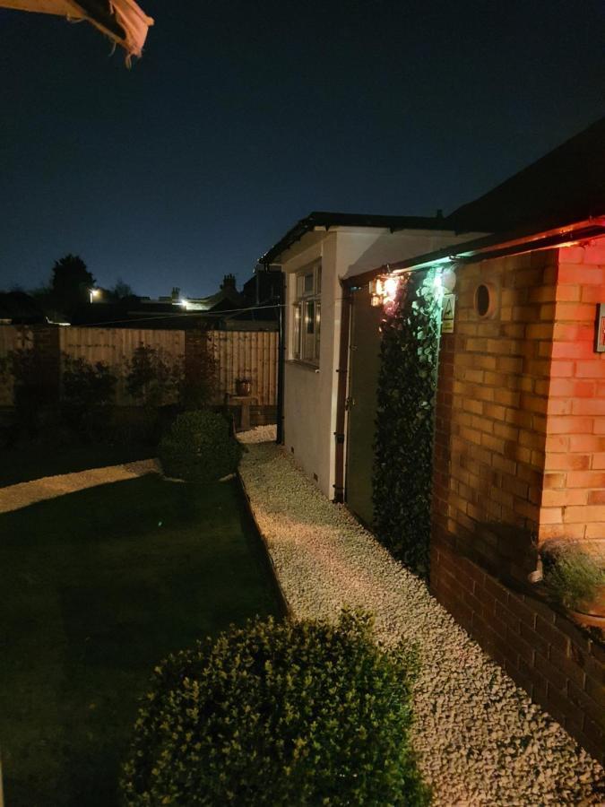 Sally'S Bed And Breakfast Luton  Exterior foto