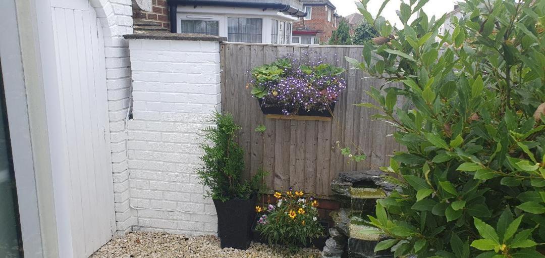 Sally'S Bed And Breakfast Luton  Exterior foto