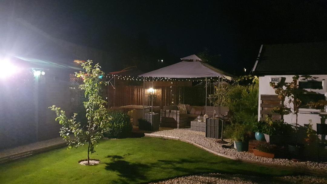 Sally'S Bed And Breakfast Luton  Exterior foto