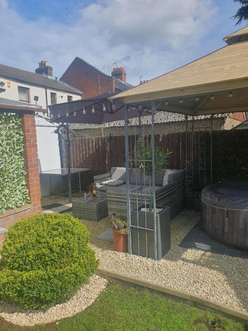 Sally'S Bed And Breakfast Luton  Exterior foto